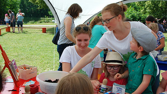 FÖJ im kikuna bei Ulm FÖJ Freiwillige Maren mit Kindern bei der kikuna bei Ulm