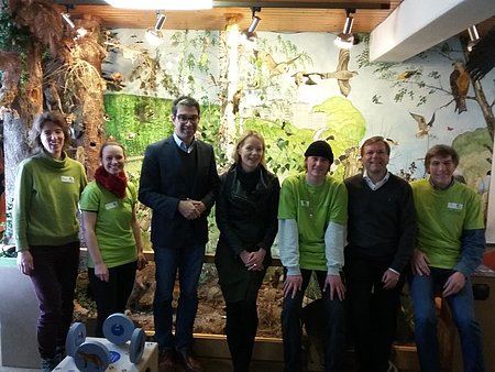 FOEJ-Tour Baumann mit Freiwilligen im Vogelzentrum Sindelfingen
