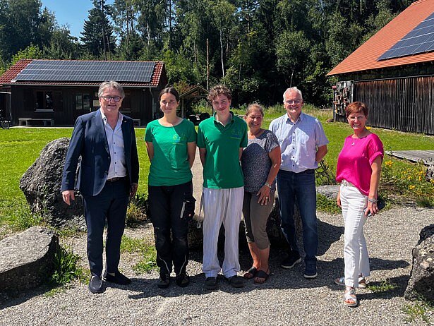 Manne Lucha (MdL), Annika Laufer (FÖJ), Luis Weber (FÖJ), Sabine Behr (Naturschutzzentrum Wilhelmsdorf), Oliver Frey (Freiwilligendienste DRS gGmbH), Sandra Flucht (Bürgermeisterin Wilhelmsdorf, Stiftung Naturschutz Pfrunger-Burgweiler Ried) (v.l.n.r)  Foto: Stiftung Naturschutz Pfrunger-Burgweiler Ried