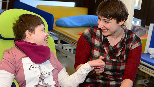FSJlerin in der Schule St. Franziskus_Biberach FSJlerin mit Schülerin