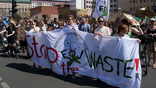 FÖJ Demo stop the waste in Berlin