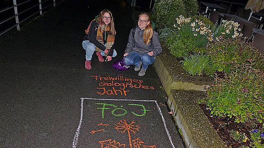 FÖJ Aktion einquadratmeter FÖJ Freiwillige im Einsatz bei Nacht